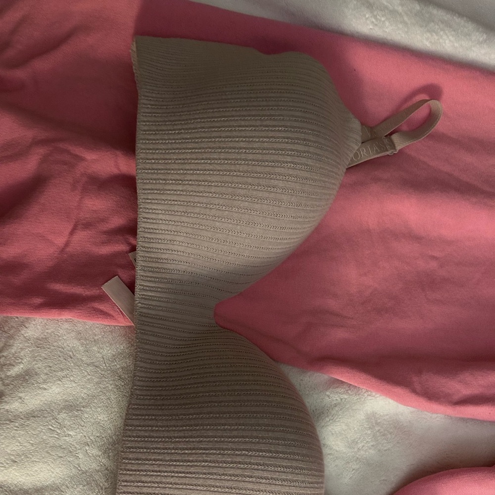 Victoria’s Secret wireless push up T shirt bra size 38 DD.  Worn 2-3 times
